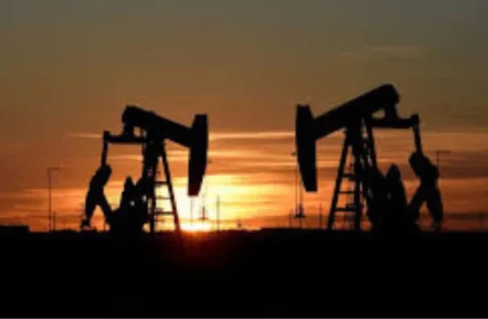 Oil Extends Rally as US Demand Grows, Russia Risks Loom