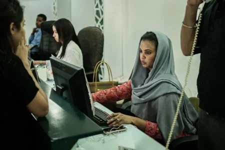 Denting Digital Divide: 8 Million Pakistani Women Online in 2024 Denting Digital Divide: 8mln Pakistani Women Online in 2024