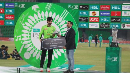 Hassan Nawaz receiving BYD Seal at HBL PSL X closing ceremony in Lahore