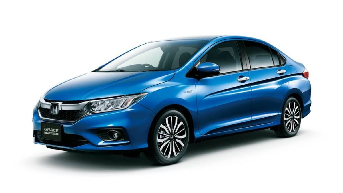 Honda Grace Hybrid 2025 parked showing sleek exterior design and alloy wheels