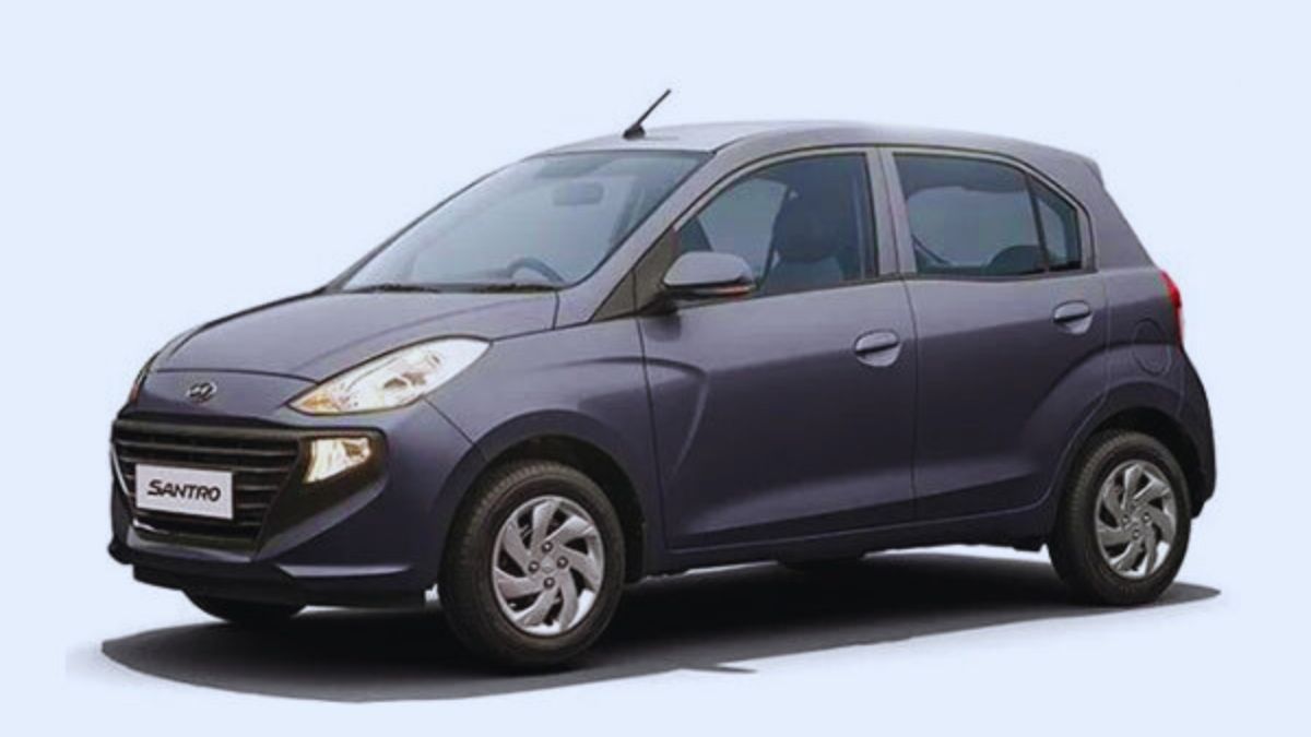Front view of Hyundai Santro 2022 hatchback model in Pakistan