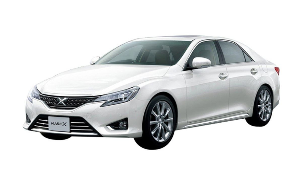 Toyota Mark X luxury sedan parked in Pakistan – 2025 model with alloy wheels and sleek design