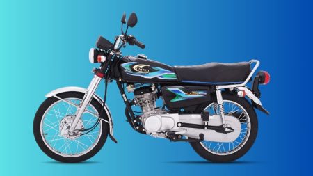 United 125 Self Start bike in black color parked on city road, 2025 model