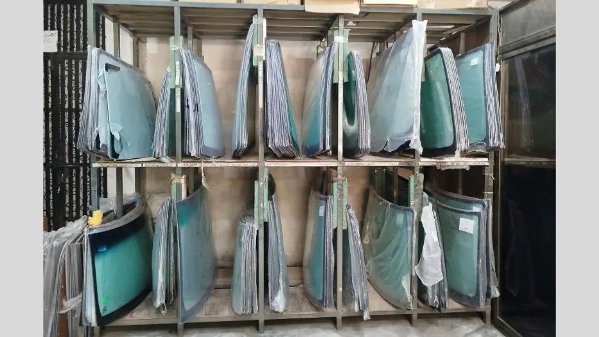 Car windscreen replacement showing auto glass and repair tools in Pakistan 2025