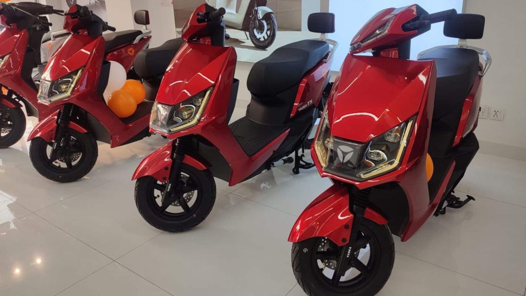 Close-up of Yadea T5 electric scooter's digital meter and handlebar controls with battery display