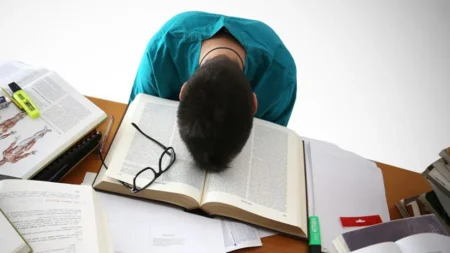10 Tips to Stop Falling Asleep While Studying