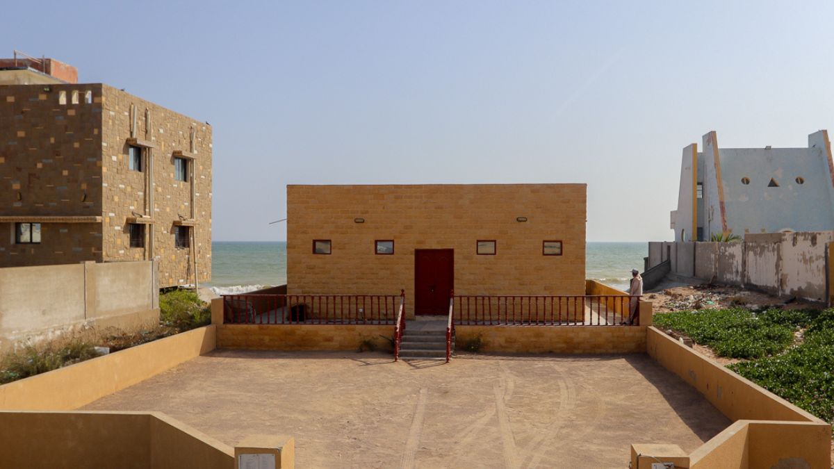 View of Hawksbay Beach huts in Karachi with sea and sand – 2025