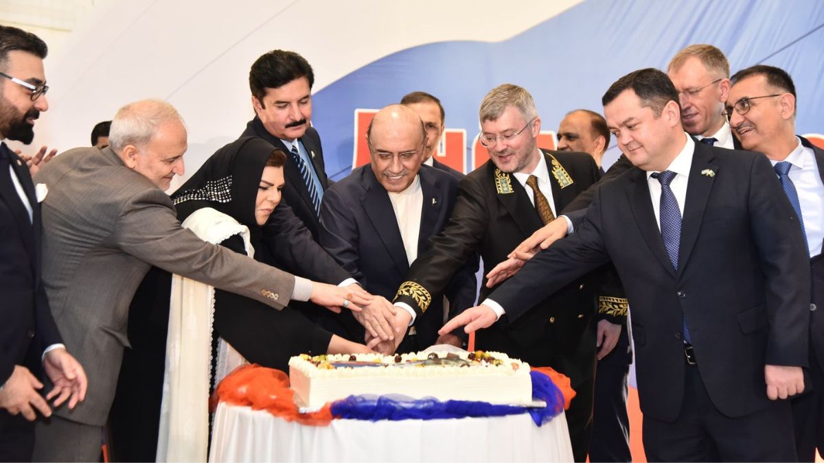 Digital depiction of intertwined flags of Pakistan and Russia, with icons representing trade, investment, and technology.