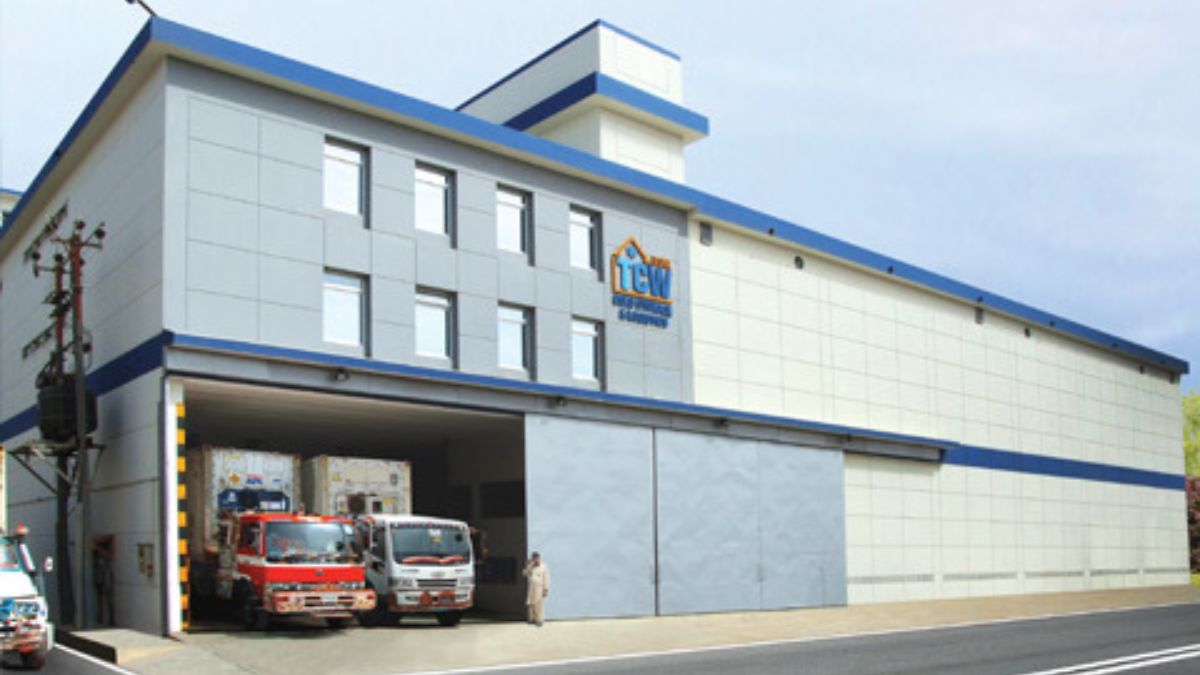 Modern cold storage facility in Pakistan with refrigerated containers – 2025