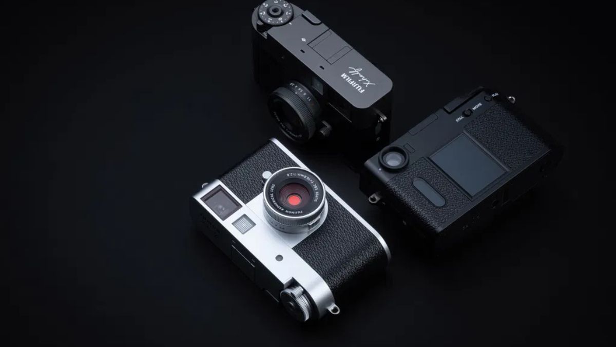 Fujifilm X-Half digital camera with retro design and vertical sensor
