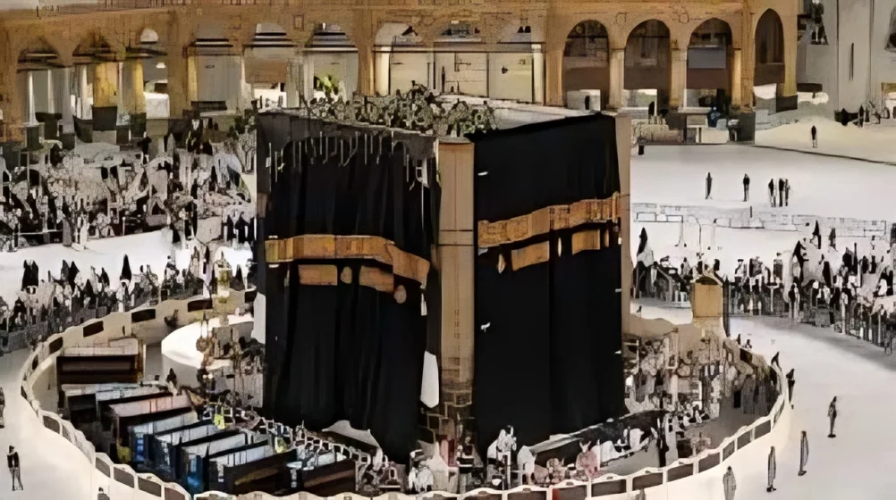 New Kiswa Drapes Kaaba as Islamic Year 1447 AH Begins