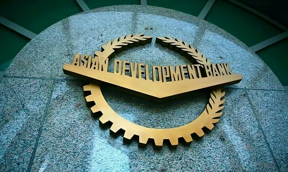 Pakistan Gets $350M ADB Loan for Women’s Finance