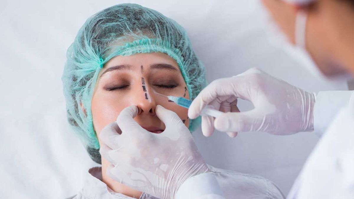 Rhinoplasty procedure in Karachi with surgeon and patient in consultation
