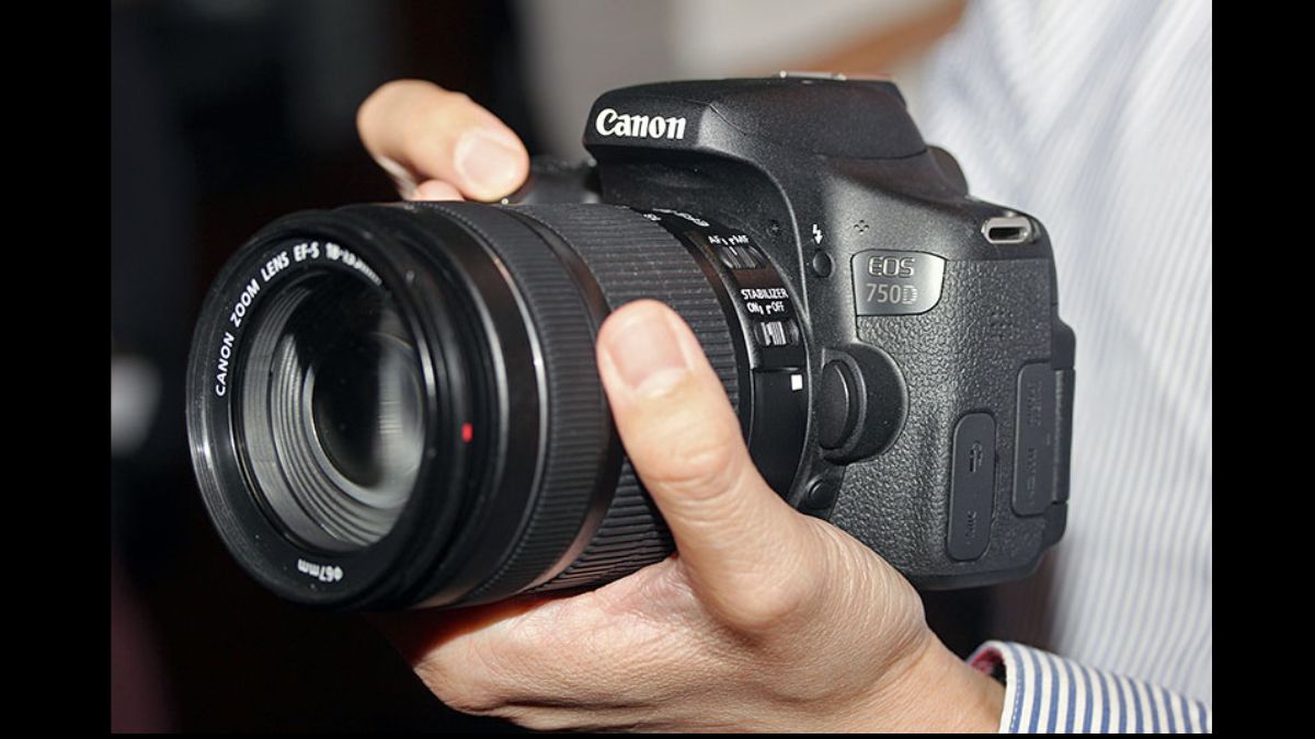 Canon EOS 750D with 18-55mm kit lens front view