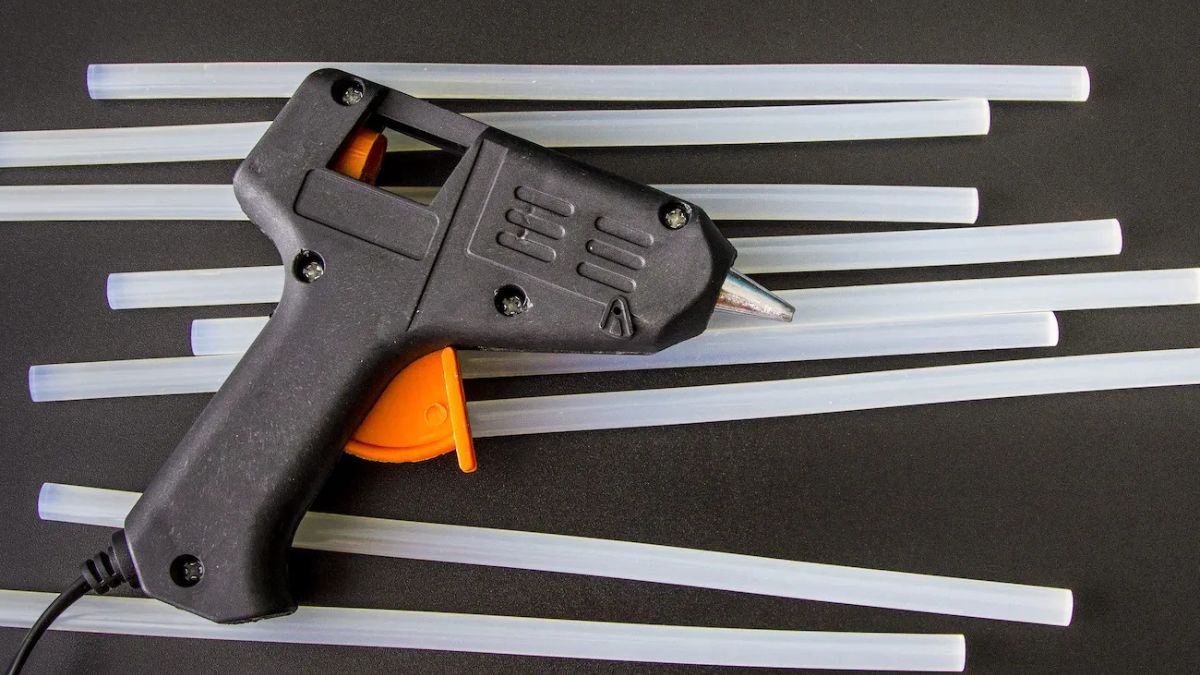 Hot melt glue gun with sticks for DIY and industrial use in Pakistan 2025