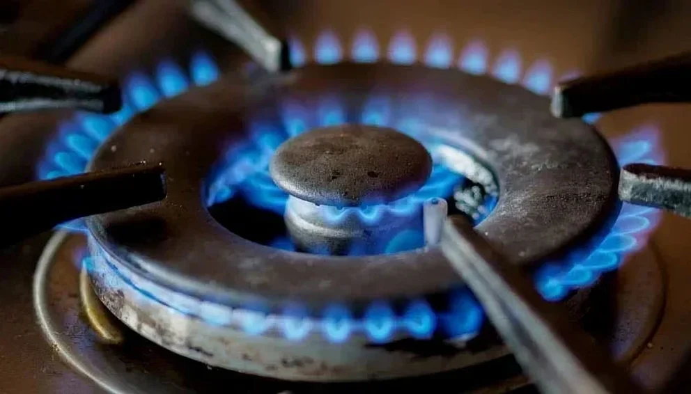 Govt Plans Gas Price Hike, Rs. 3–10/L Levy to Slash Rs. 2800 Bn Gas Debt