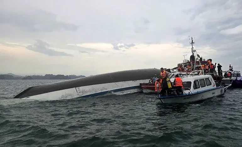 Ha Long Bay Tourist Boat Capsized