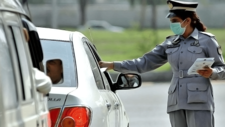 E-Challan Islamabad 2025 – How to Check, Pay & Avoid Traffic Fines Online Traffic police issuing E-Challan in Islamabad using Safe City system