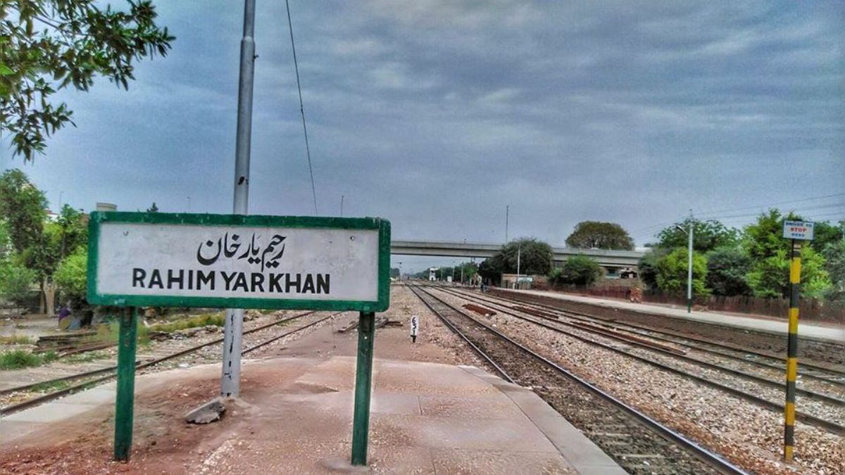 Travel distance and route from Lahore to Rahim Yar Khan by road, train, and air