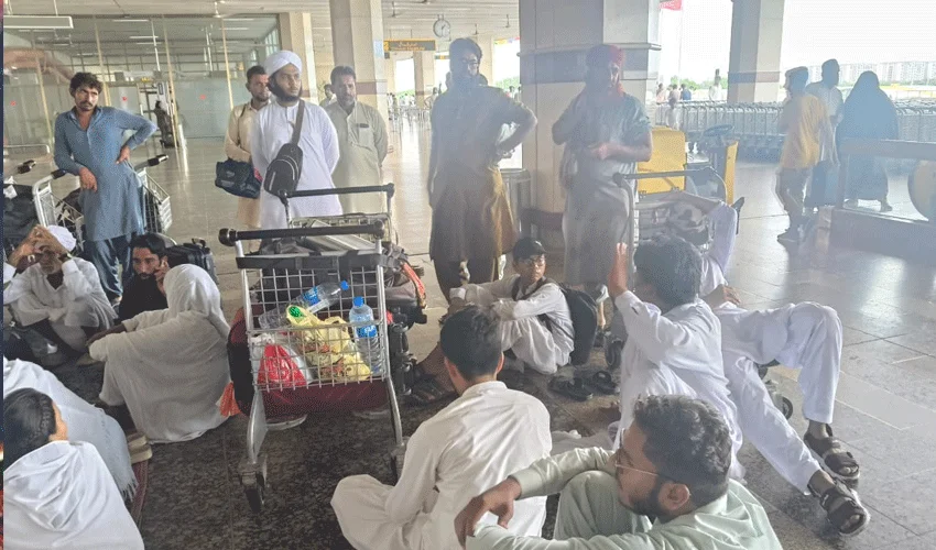 Pilgrims Stage Protest at Lahore Airport After Jeddah Flight Cancelled
