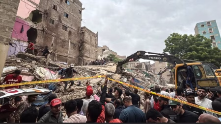 Residential Building Falls in Layari, Residents Trapped Under Rubble Residential Building Falls in Layari