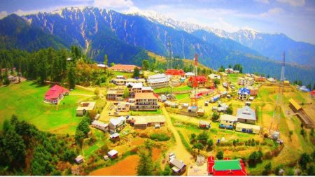 Scenic view of Siri Paye meadows with Makra Peak in the background