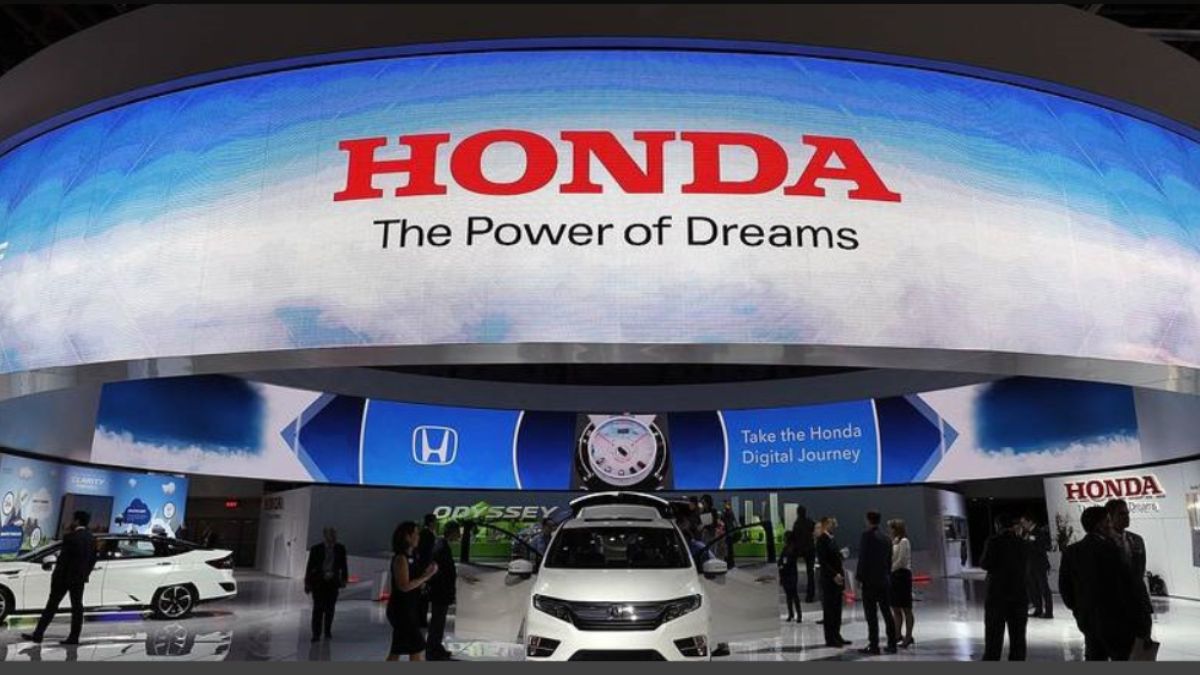 Exterior of authorized Honda service centre in Lahore with service bays and signage