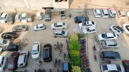 Incomplete Blue Area parking plaza causing traffic congestion in Islamabad