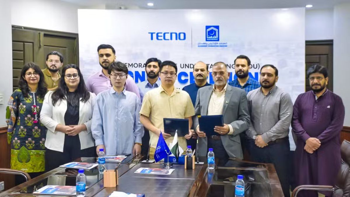 TECNO and Alkhidmat Foundation distributing food to flood-affected families in Pakistan