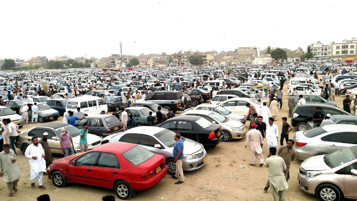 Pakistan used car market 2025 showing prices and buyer demand trends