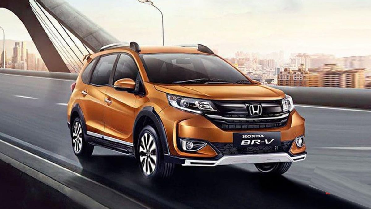 Used Honda BR-V parked on street in Pakistan with clear view of exterior design