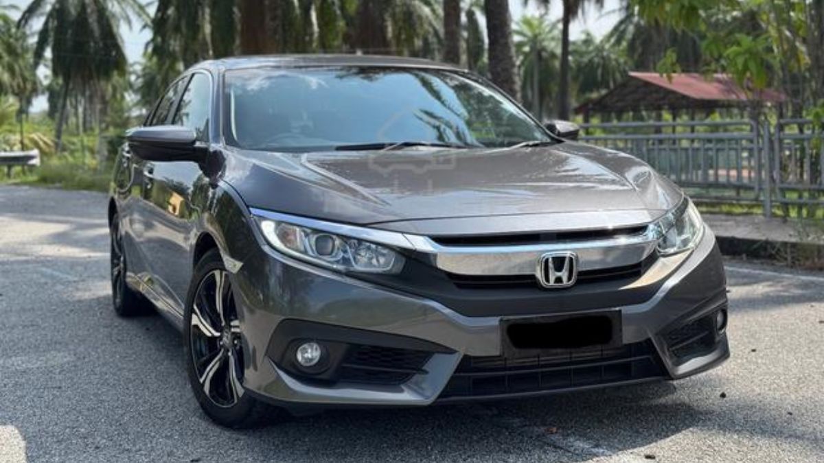 Used Honda Civic 2025 model parked in Karachi street