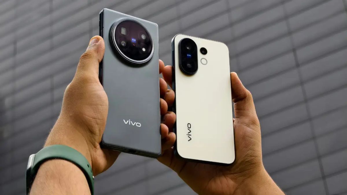 Vivo X Fold5 and Vivo X200 FE side-by-side comparison