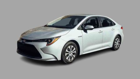 Used Toyota Corolla for Sale in Pakistan – Prices, Features & Buying Guide 2025 Used Toyota Corolla parked in a Pakistani city street