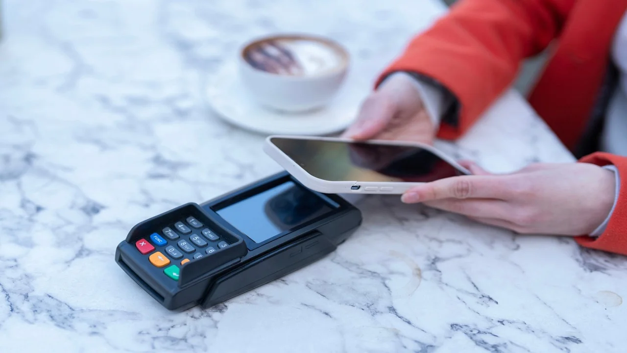 Federal, Provincial Governments to Go Cashless by End of 2026
