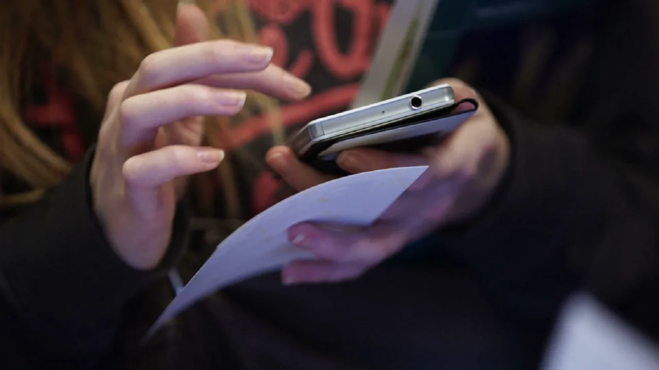 Punjab Passes Resolution to Ban Mobile Phones in Schools